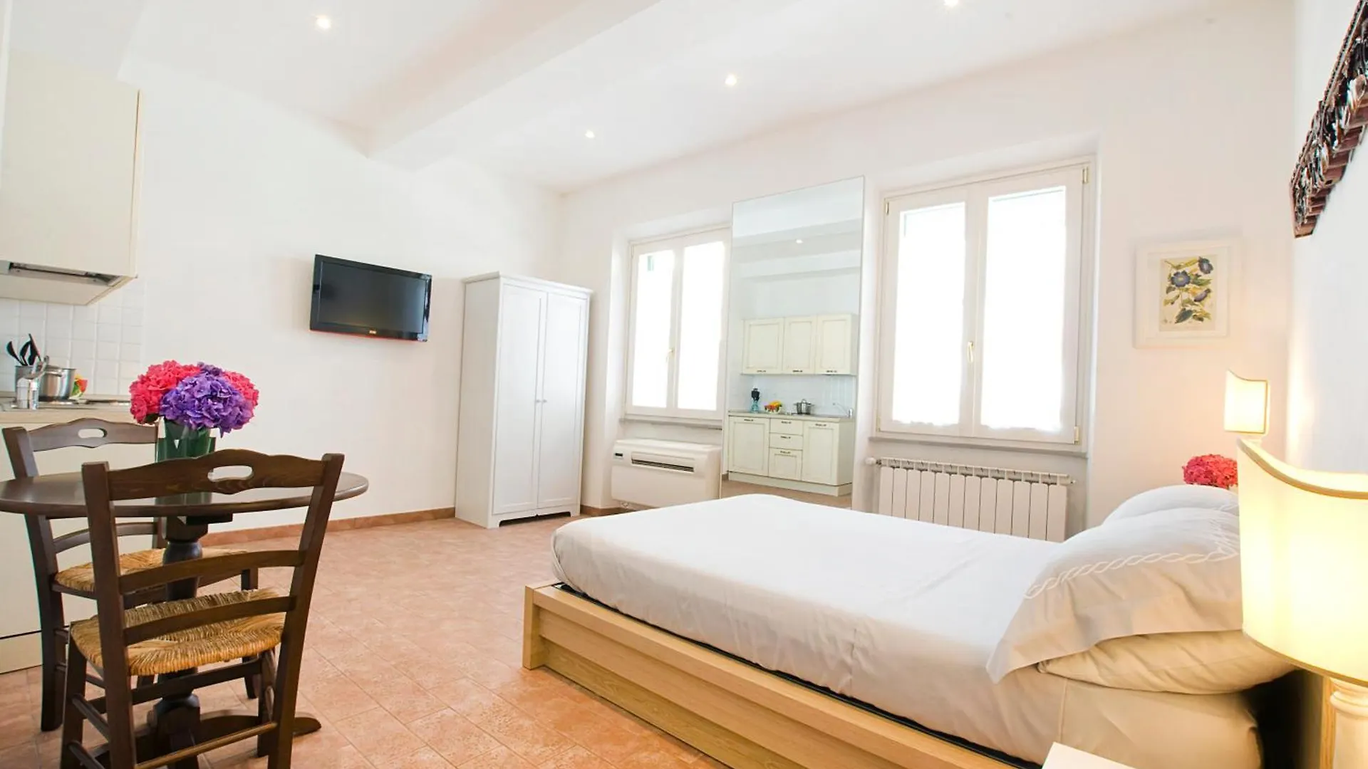 Love Nest, Studio Apartment 5 Min Walk From Central Rail Station Santa Maria Novella Florencja