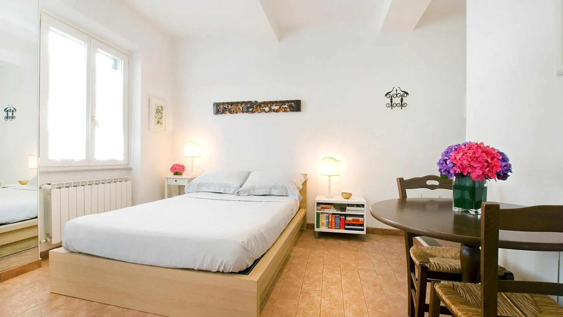 Love Nest, Studio Apartment 5 Min Walk From Central Rail Station Santa Maria Novella Florencja